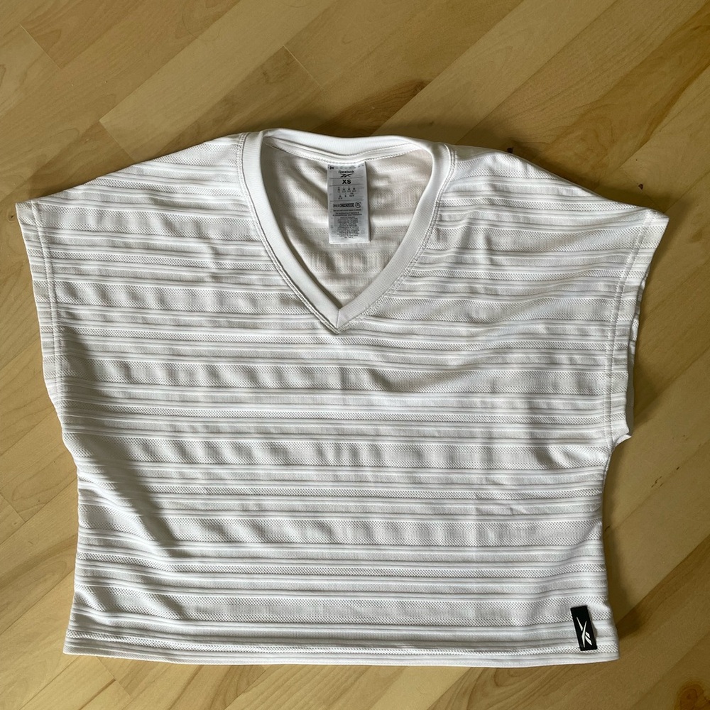 Reebok boxy muscle v-neck t-shirt - XS in white 100% cotton